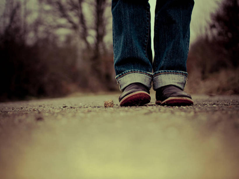 一个人,站,横图,室外,白天,雪,路,鞋子,法国,冬天,一对,牛仔裤,休闲装,自然,寒冷,人体,摄影,部分,足,彩图