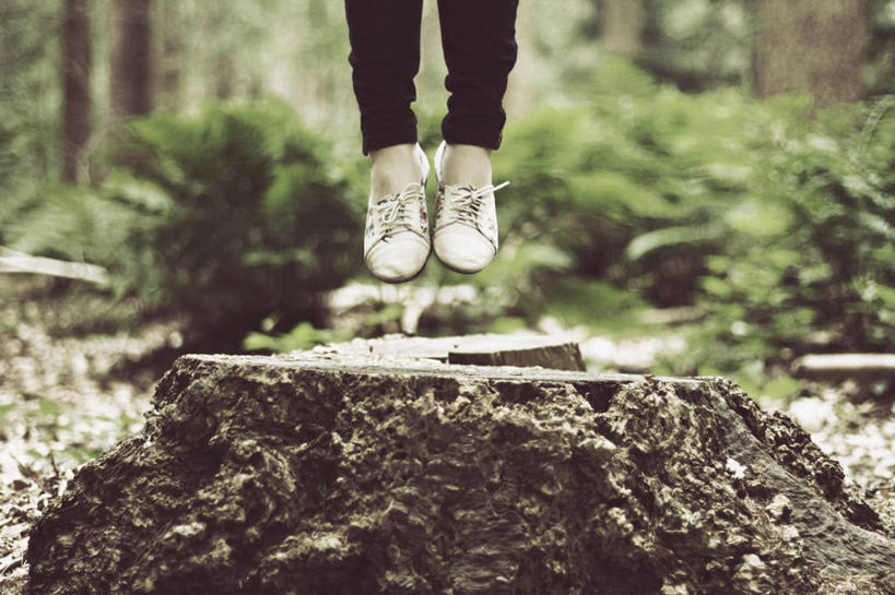 腿,一个人,跳,横图,室外,特写,白天,正面,比利时,树桩,半空,牛仔裤,休闲装,活力,人体,摄影,帆布鞋,部分,享乐,四肢,布鲁日,休闲活动,彩图