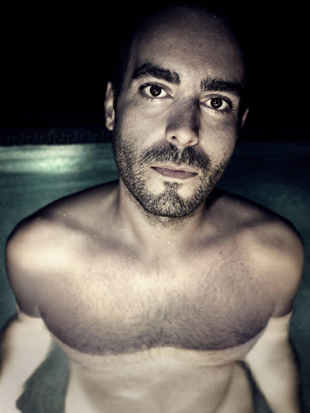 西方人,成年人,中年人,一个人,游泳池,竖图,室外,特写,夜晚,正面,信心,水,西班牙,欧洲,欧洲人,仅一个女性,仅一个人,裸露,仅一个中年女性,摄影,卫生,肖像,裸,阿尔梅里亚,女人,女性,中年女性,白种人,半身,彩图,胡茬