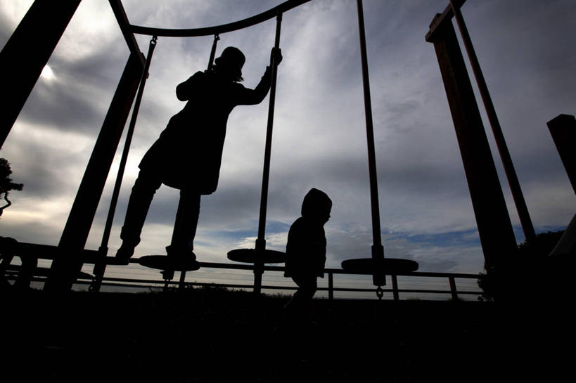 儿童,成年人,两个人,家庭,母亲,儿子,站,横图,室外,游乐场,澳大利亚,云,天空,黄昏,温暖,温馨,一家人,童年,摄影,和睦,男孩,男性,女人,彩图,融洽