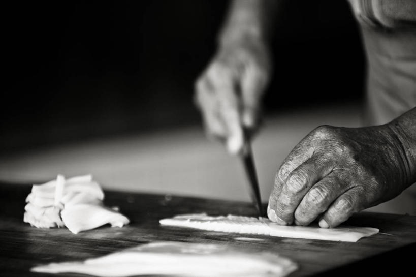 寿司,成年人,手,一个人,横图,黑白,鱿鱼,日本,仅一个男性,准备,日本文化,日本料理,食品,案板,神奈川县,拿着,饮食,人体,摄影,部分,餐刀,切断,镰仓,技能,主厨,海产