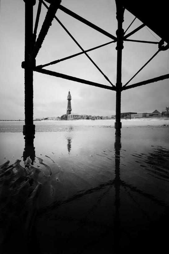 无人,码头,竖图,黑白,室外,白天,河流,建筑,英国,反射,塔,天空,自然,地标建筑,摄影,宁静,英国文化,布莱克浦,布莱克浦塔,兰开夏,海滩