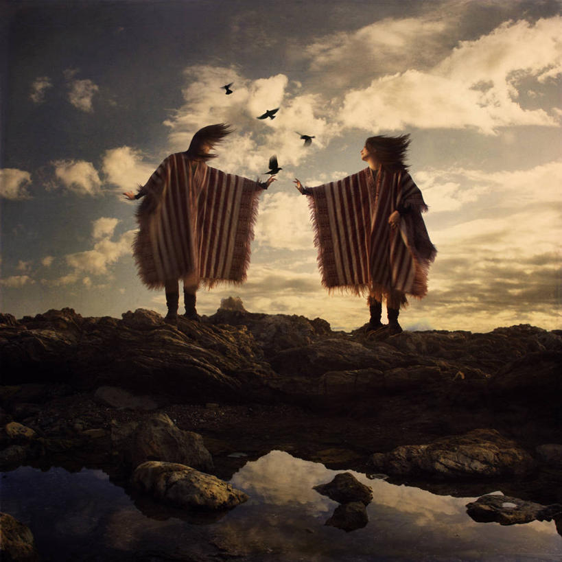 成年人,老年人,一个人,站,举,方图,室外,湖,美国,仅一个女性,仅一个人,四只,条纹,反射,鸟类,包装,云,半空,数码合成,飞,天空,黄昏,托,仅一个中年女性,摄影,棉被,女人,女性,中年女性,岩石,举起,举手,举着,向上举,向上伸,向上托,彩图,独处