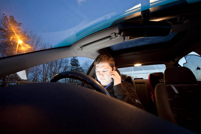 西方人,成年人,脸,头,脸颊,一个人,打电话,横图,室内,夜晚,正面,通讯,镜子,汽车,手机,英国,欧洲,欧洲人,仅一个男性,仅一个人,套装,透明,联系,拿着,肩膀,仅一个年轻男性,方向盘,运输,摄影,照亮,停止,暂停,驾车,驾驶座,停滞,无线电技术,兰开夏,男人,男性,年轻男性,白种人,年轻人,头部,脸部,脸蛋,面部,彩图