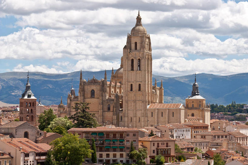 无人,横图,室外,白天,山脉,建筑,西班牙,云,历史,天空,地标建筑,摄影,基督教,圆顶建筑,树梢,塞戈维亚,彩图,大教堂,塞戈维亚省