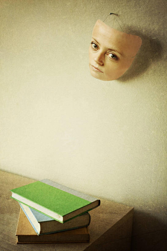 成年人,中年人,一个人,竖图,室内,桌子,英国,仅一个女性,仅一个人,吊挂,悬挂,阴影,堆叠,墙,教育,挂,数码合成,仅一个中年女性,面膜,摄影,肖像,想法,美术工艺,女人,女性,中年女性,书,彩图