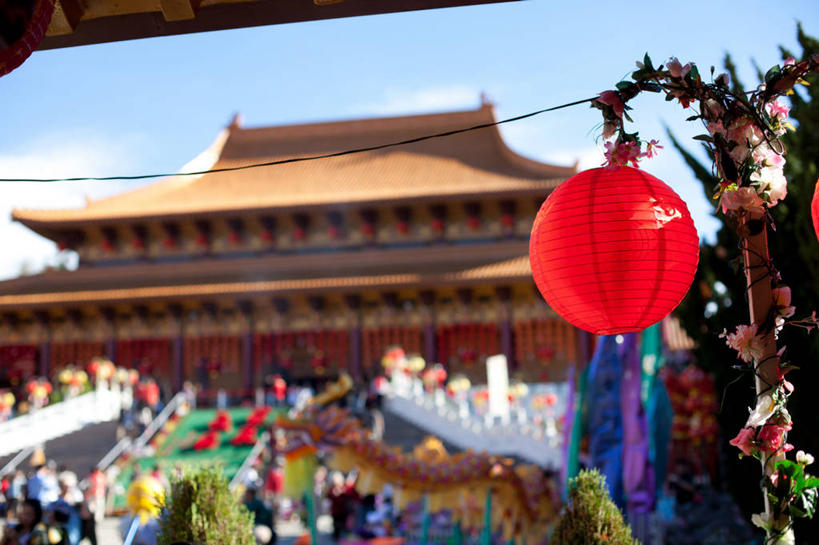 寺庙,横图,室外,白天,照明,美国,吊挂,悬挂,灯笼,纸灯笼,云,挂,红色,天空,灯具,摄影,宗教,佛教,照亮,照明设备,宗教建筑,加利福尼亚,中国文化,彩图