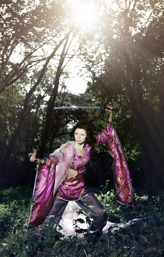 成年人,中年人,一个人,站,举,竖图,室外,白天,森林,日光,哈萨克斯坦,仅一个女性,仅一个人,日本文化,拿着,树,托,仅一个中年女性,摄影,决心,进攻,阿拉木图,日本武士,女人,女性,中年女性,举起,举手,举着,向上举,向上伸,向上托,彩图,传统服装