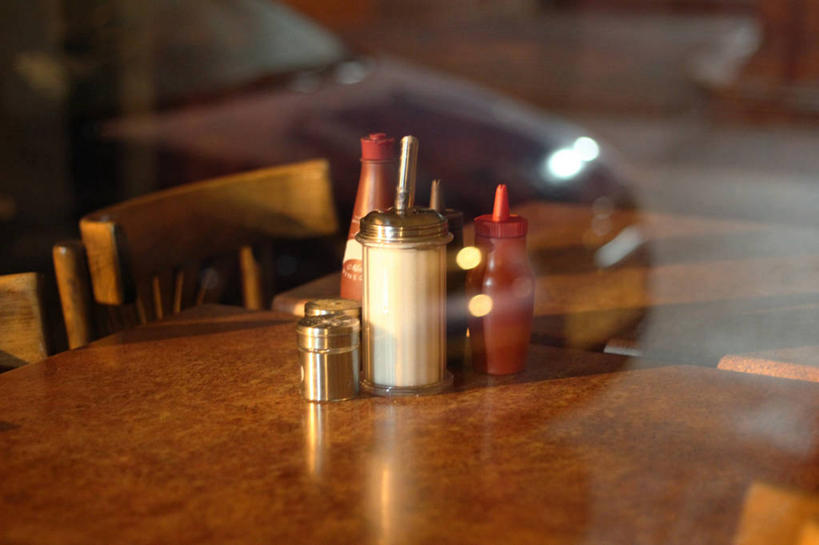 无人,横图,室外,白天,桌子,汽车,英国,透明,反射,罐子,调料,盐,调味品,首都,调味料,饮食,伦敦城,食盐,玻璃制品,玻璃瓶,瓶子,摄影,玻璃杯,彩图