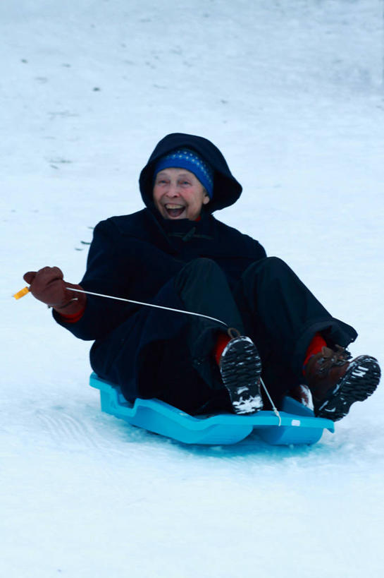成年人,老年人,一个人,坐,笑,竖图,室外,白天,快乐,幸福,雪,瑞典,仅一个女性,仅一个人,滑,冬天,拿着,绳子,手套,张嘴,寒冷,摄影,仅一个老年女性,雪橇,享乐,张大嘴巴,冬季运动,冒险,老年女性,女人,女性,张开嘴,彩图,风帽
