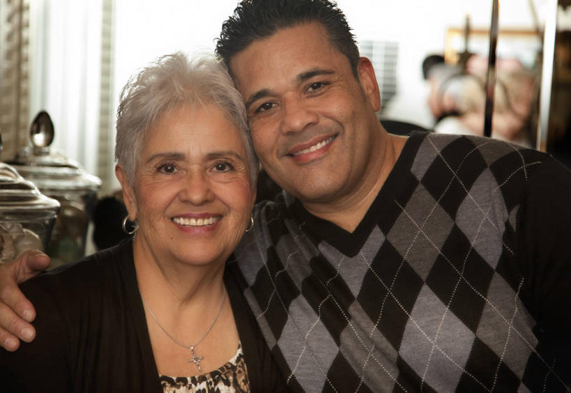 西方人,成年人,中年人,老年人,脸,头,脸颊,两个人,家庭,母亲,儿子,笑,微笑,露齿笑,横图,室内,特写,正面,快乐,幸福,欧洲,美国,欧洲人,连接,休闲装,肩膀,温暖,温馨,一家人,搭,摄影,和睦,搭着,加利福尼亚,肖像,长滩,老年男性,老年女性,男性,女人,女性,白种人,头部,脸部,脸蛋,面部,彩图,融洽