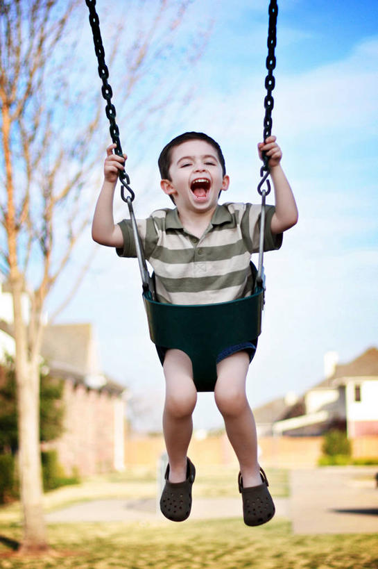 西方人,儿童,一个人,坐,竖图,室外,白天,正面,纯洁,欧洲,美国,欧洲人,仅一个男性,仅一个人,摇摆,拿着,休闲装,小孩,荡秋千,张嘴,仅一个小孩,可爱,乐趣,童年,童趣,摄影,北美,北美洲,享乐,德克萨斯州,美洲,张大嘴巴,童真,烂漫,无邪,德克萨斯,得州,德州,得克萨斯州,孤星之州,首府,北亚美利加洲,亚美利加洲,沃思堡,天真,男孩,男人,男性,白种人,孩子,张开嘴,彩图,塔兰特县,美利坚合众国,男生