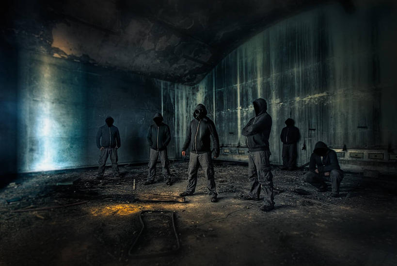 成年人,站,蹲,双手交叉,横图,室内,讨论,团队,英国,服装,休闲装,衣服,休闲,休闲服,连帽衫,摄影,服饰,肮脏,保护,双手抱胸,下降,手插袋,帽衫,邋遢,防毒面罩,龌龊,污秽,插兜,手插兜,彩图,手抄兜