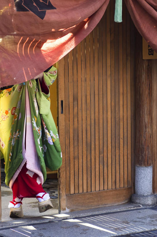 成年人,一个人,竖图,室内,白天,日本,仅一个女性,日本文化,木屐,袜子,下车,摄影,京都府,部分,京都市,步行,彩图,传统服装,舞妓