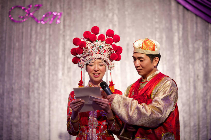 成年人,中年人,两个人,新娘,站,横图,室内,香港,庆祝,拿着,注视,观察,看,演讲,日本人,摄影,观看,察看,麦克风,关注,中国文化,文档,年轻女性,中年男性,中国人,年轻人,半身,彩图,传统服装