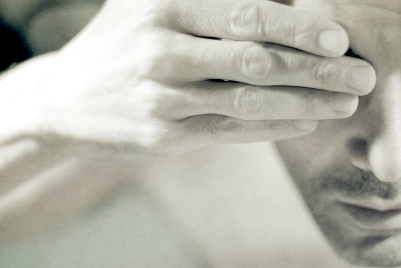 西方人,成年人,中年人,老年人,脸,头,脸颊,一个人,摸,横图,阶调图片,室内,特写,白天,日光,法国,欧洲,欧洲人,仅一个男性,仅一个人,仅一个中年男性,抚摸,裸露,肩膀,个性,遮,遮掩,摄影,掩盖,遮挡,普罗旺斯,裸,遮盖,掩饰,土伦,男人,男性,中年男性,白种人,头部,脸部,脸蛋,面部,触摸,接触,彩图,困窘