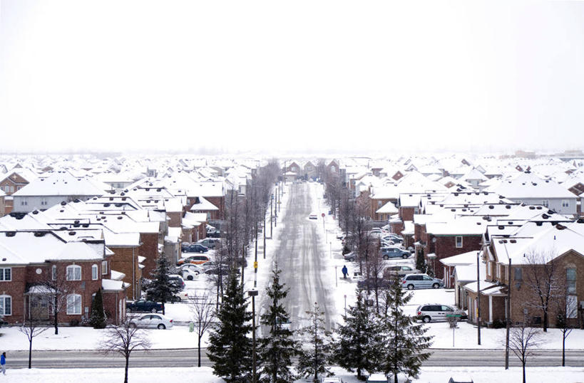 横图,室外,白天,雪,街道,汽车,日光,加拿大,房屋,屋顶,冬天,车道,郊区,树,社区,寒冷,运输,摄影,万里无云,彩图