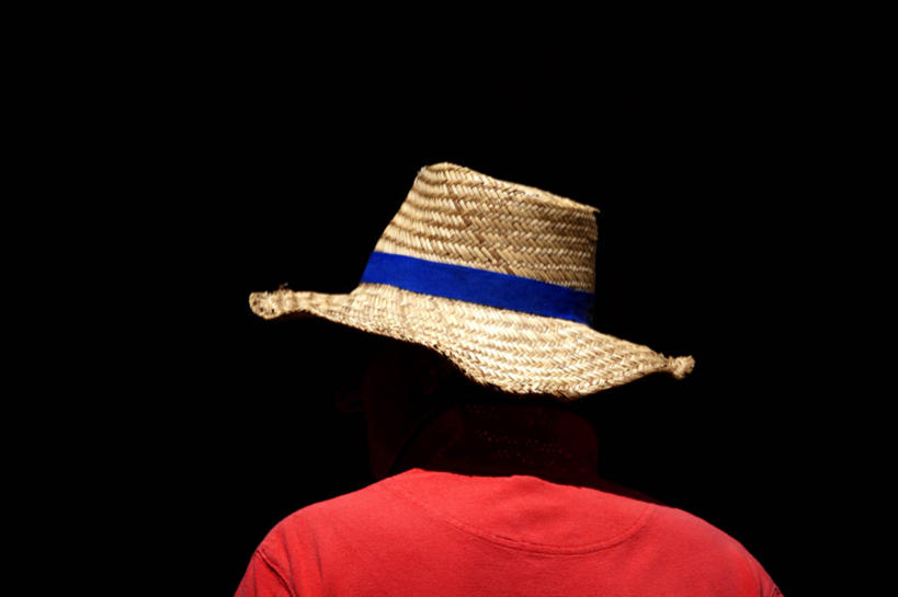 一个人,横图,特写,澳大利亚,黑色背景,草帽,休闲装,红色,摄影,幽默,彩图,影棚拍摄