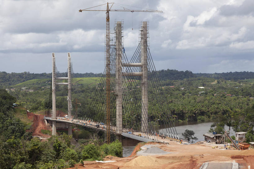 无人,横图,室外,白天,建筑业,河流,植物,建筑,云,桥,联系,地标建筑,建筑工地,摄影,发展,法属圭亚那,彩图,法国海外领土
