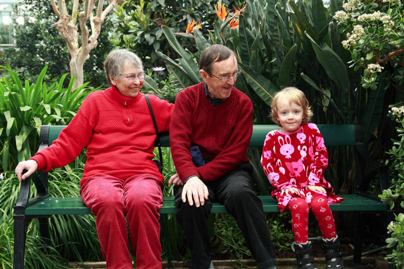 儿童,成年人,老年人,头发,三个人,祖父母,祖母,祖父,坐,横图,室外,白天,正面,幸福,纯洁,瑞典,眼镜,长椅,冬天,首都,休闲装,小孩,金色,可爱,童年,童趣,摄影,园林,灌木,童真,烂漫,无邪,天真,老年男性,老年女性,男人,男性,女孩,女人,女性,孩子,孙女,彩图,爱,短发