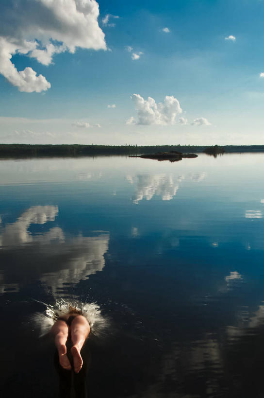 一个人,竖图,室外,白天,湖,美景,加拿大,溅,反射,景观,云,风景,天空,自然,赤脚,景色,摄影,宁静,享乐,自然风光,脚掌,马尼托巴湖,彩图