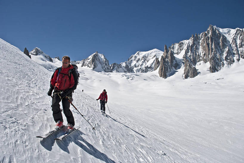 西方人,成年人,中年人,老年人,两个人,横图,室外,白天,旅游,度假,探险,山,山脉,雪,雪山,法国,欧洲,欧洲人,地形,娱乐,享受,休闲,放松,摄影,冰河,勃朗峰,万里无云,冬季运动,霞慕尼,上萨瓦,滑雪运动,冒险,老年男性,中年女性,白种人,休闲活动,彩图