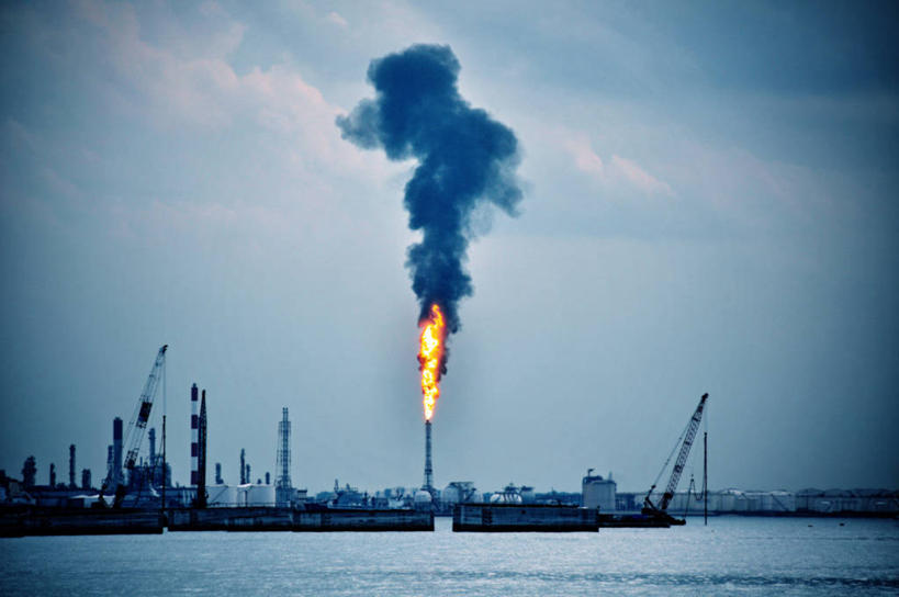 无人,横图,室外,白天,烟囱,河流,火,新加坡,云,天空,烟,炼油厂,工业,摄影,能源,天然气,照亮,石油工业,工业建筑,空气污染,彩图