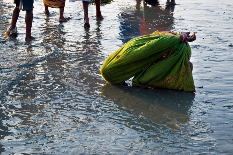 成年人,腿,四个人,横图,室外,白天,河流,孟加拉国,印度,亚洲,河岸,低头,祈祷,人体,摄影,宗教,鞠躬,部分,南亚,背手,印度文化,纱丽,印度教,垂头,四肢,孟加拉人民共和国,灵性,恒河,印度次大陆,男人,女人,跪着,彩图,传统服装