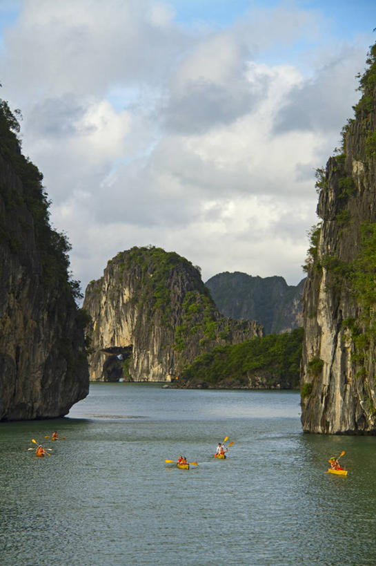 皮划艇,竖图,美景,越南,岛,景观,悬崖,云,天空,自然,景色,运输,摄影,航海,宁静,岩层,自然风光,下龙湾,岩石,彩图,皮船