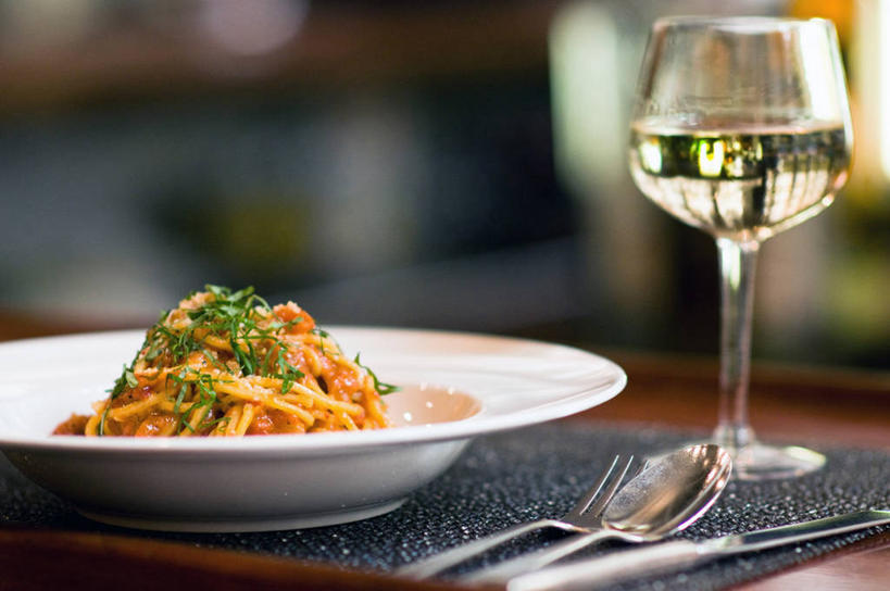 意大利面,无人,横图,室内,蔬菜,静物,纽约,美国,叉,白葡萄酒,酒类,意大利食品,饮食,酒,饮料,盘子,汤匙,摄影,葡萄酒杯,清新,餐刀,主菜,意大利文化,纽约州,彩图,装饰菜