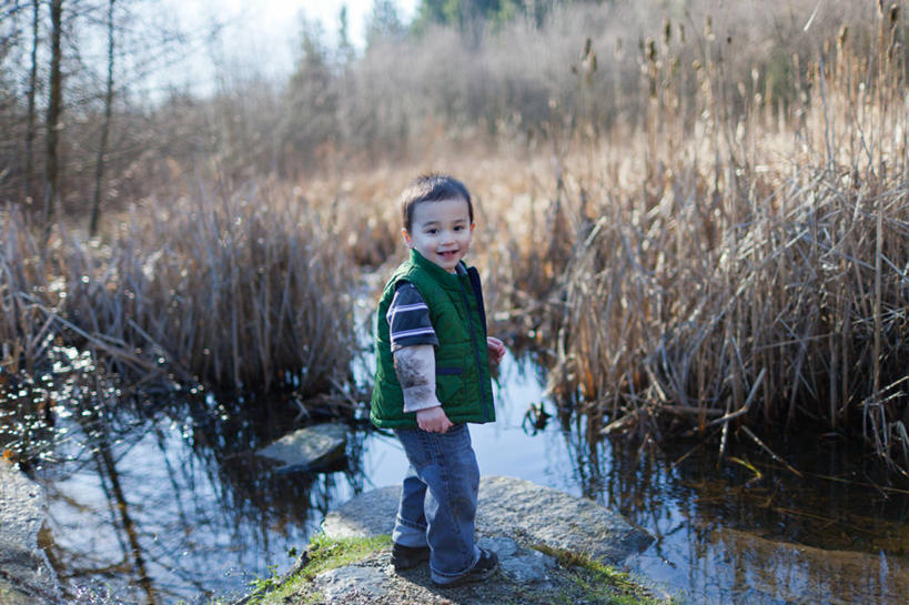 西方人,婴儿,儿童,一个人,站,微笑,横图,室外,白天,幸福,纯洁,欧洲,加拿大,欧洲人,仅一个人,河岸,休闲装,草,小孩,可爱,童年,童趣,摄影,活泼,沼泽,泥,享乐,宝宝,肖像,童真,纯真,烂漫,无邪,香蒲,温哥华,大不列颠哥伦比亚,无忧无虑,伶俐,天真,白种人,孩子,彩图,菲律宾人
