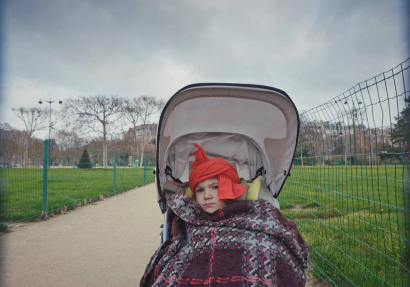 西方人,儿童,一个人,坐,横图,室外,白天,纯洁,草坪,法国,巴黎,欧洲,欧洲人,仅一个女性,仅一个人,包装,毯子,头巾,头饰,篱笆,乌云,冬天,首都,草,小孩,天空,发饰,仅一个小孩,放松,可爱,童年,童趣,人体,摄影,部分,肖像,童真,烂漫,无邪,折叠童车,法兰西岛大区,天真,女孩,女人,女性,白种人,孩子,彩图,女生,幼儿