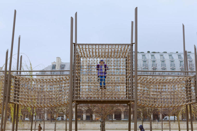 西方人,儿童,一个人,攀登,横图,室外,白天,纯洁,游乐场,日光,法国,巴黎,欧洲,欧洲人,仅一个男性,仅一个人,网,首都,小孩,仅一个小孩,可爱,童年,童趣,摄影,享乐,童真,烂漫,无邪,万里无云,杜乐丽花园,法兰西岛大区,天真,男孩,男人,男性,白种人,孩子,彩图,男生,独处