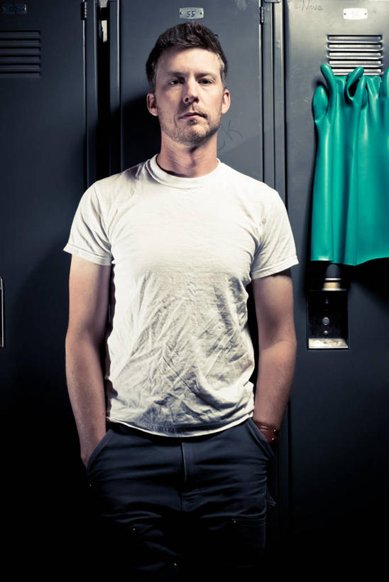 西方人,成年人,中年人,一个人,站,竖图,室内,正面,信心,衣帽间,欧洲,美国,欧洲人,仅一个男性,仅一个人,仅一个中年男性,储物柜,T恤,休闲装,靠,靠着,个性,摄影,肖像,手插袋,俄勒冈州,波特兰,男人,男性,中年男性,白种人,插兜,手插兜,半身,彩图,手抄兜,态度