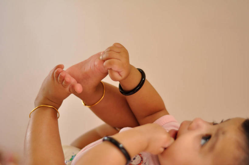 婴儿,儿童,一个人,横图,室内,婴儿服装,纯洁,印度,仅一个人,咬,小孩,向上看,赤脚,可爱,童年,童趣,吸,摄影,活泼,咬着,宝宝,童真,纯真,烂漫,无邪,吮,卡纳塔克邦,班加罗尔,伶俐,天真,印度人,孩子,仰卧,彩图