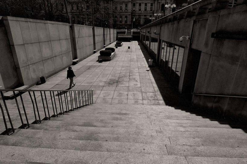 成年人,一个人,栏杆,横图,黑白,楼梯,美国,仅一个女性,桥,摄影,宾夕法尼亚,步行,独处,横越