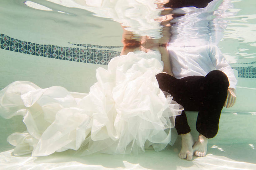 成年人,两个人,新娘,新郎,游泳池,坐,横图,婚纱,衬衫,水下,水,美国,连接,裤子,反射,台阶,白色,赤脚,摄影,部分,异性恋,男人,女人,彩图,爱