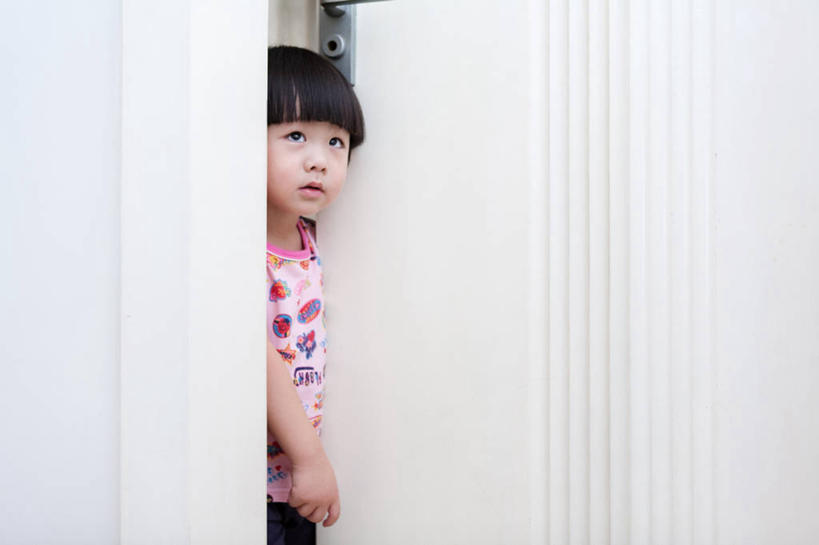 儿童,一个人,站,横图,室外,白天,纯洁,门,上海,仅一个男性,仅一个人,休闲装,小孩,向上看,仅一个小孩,可爱,童年,童趣,摄影,童真,烂漫,无邪,天真,男孩,男人,男性,中国人,孩子,半身,彩图,男生,好奇心