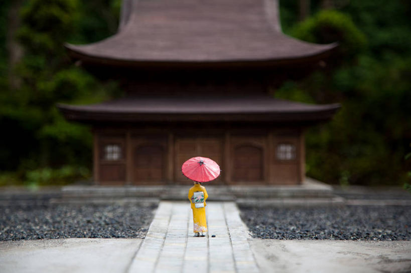 成年人,一个人,横图,建筑,日本,仅一个女性,和服,日本文化,伞,小路,拿着,树,背面,红色,摄影,宗教,彩图