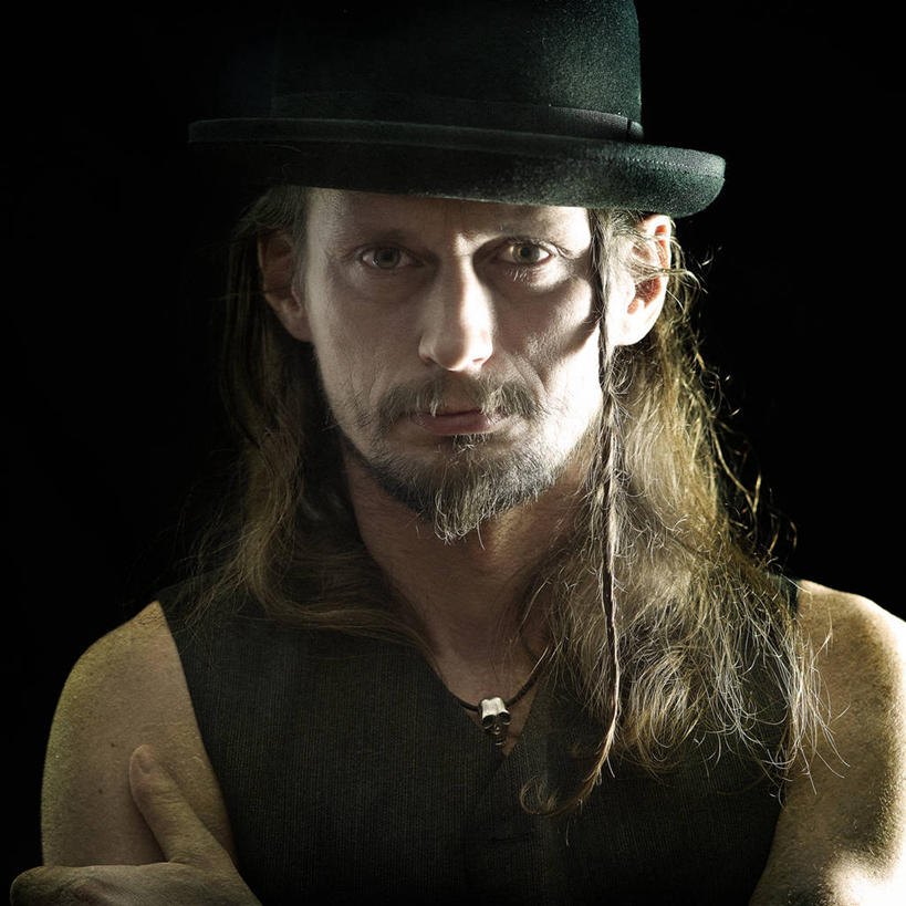 西方人,成年人,中年人,老年人,脸,头,脸颊,胡须,一个人,横图,正面,微生物,帽子,德国,欧洲,欧洲人,仅一个男性,仅一个人,仅一个中年男性,黑色背景,医学,礼帽,肩膀,思考,生物,个性,摄影,医疗,病毒,生物学,肖像,寄生,生命体,生物病毒,黑森州,男人,男性,中年男性,白种人,头部,长发,胡子,络腮胡,脸部,脸蛋,面部,彩图,影棚拍摄,绿猴病,绿猴病病毒,绿猴因子,马尔,马尔堡病毒