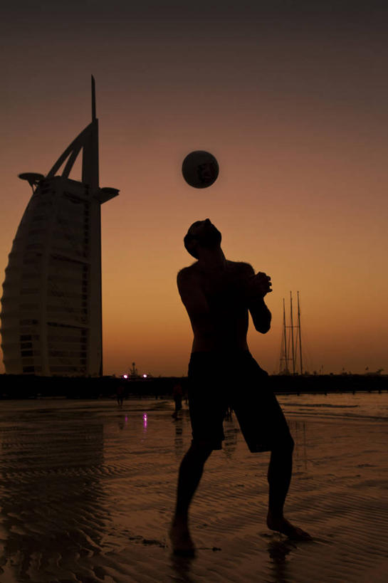 成年人,一个人,站,竖图,室外,度假,足球,仅一个男性,半空,足球运动员,天空,黄昏,向上看,乐趣,摄影,享乐,剪影,阿拉伯联合酋长国,迪拜,波斯湾,休闲活动,彩图