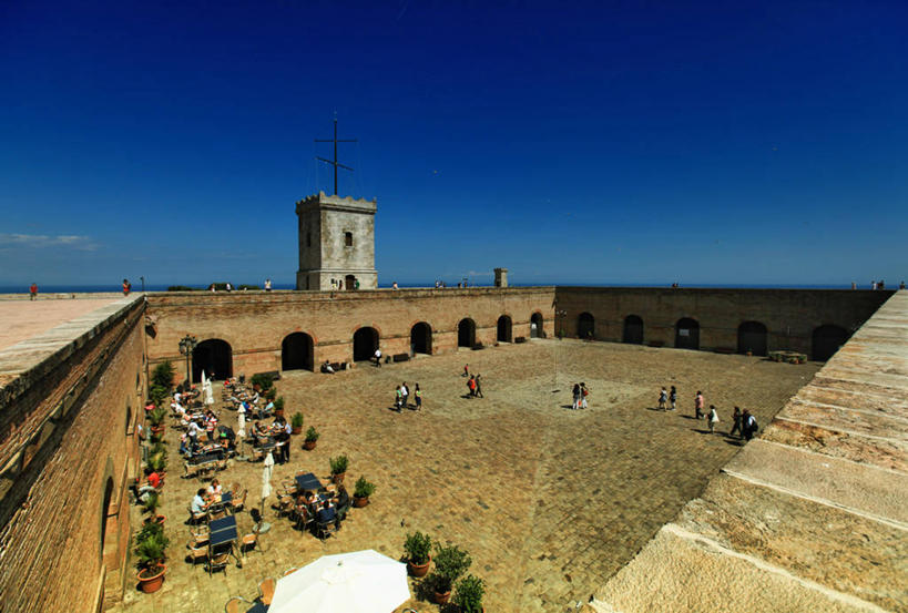 横图,室外,白天,旅游,建筑,西班牙,巴塞罗那,行人,游客,游人,城堡,拱门,路人,旅客,天空,自然,摄影,加泰隆尼亚,过客,彩图