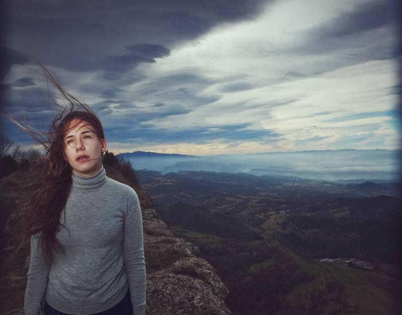 西方人,成年人,一个人,站,横图,室外,白天,旅游,度假,美景,山,风,西班牙,欧洲,巴塞罗那,欧洲人,仅一个年轻女性,仅一个女性,仅一个人,地形,景观,乌云,娱乐,自然,享受,休闲,思考,景色,放松,摄影,自然风光,年轻女性,女人,女性,白种人,年轻人,长发,岩石,半身,彩图,高领毛衣