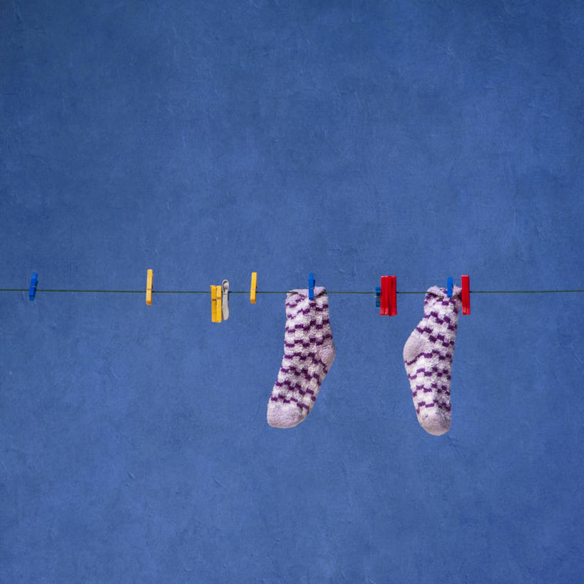 无人,家庭,方图,室外,白天,葡萄牙,吊挂,悬挂,纹路,纹理,挂,袜子,洗衣服,蓝色,天空,晾衣服,温暖,温馨,一家人,摄影,和睦,衣夹,肌理,法鲁区,彩图,融洽,家务劳动