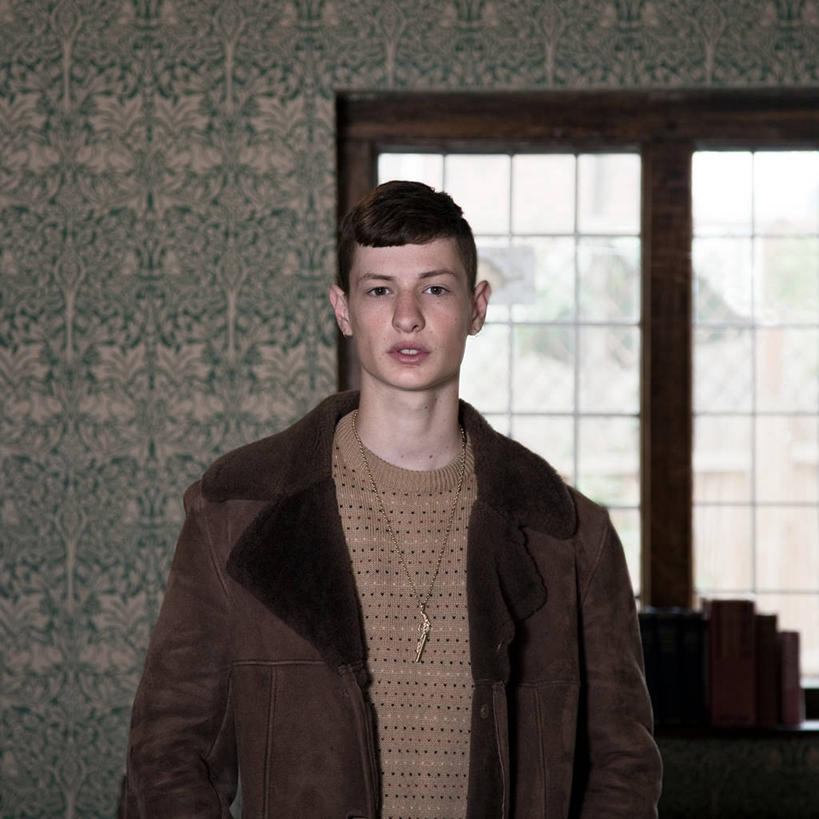 西方人,成年人,一个人,站,方图,室内,白天,信心,壁纸,窗户,英国,欧洲,欧洲人,仅一个男性,仅一个人,外套,仅一个年轻男性,摄影,肖像,男人,男性,年轻男性,白种人,年轻人,彩图