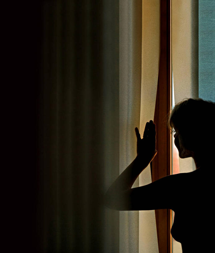 成年人,脸,头,脸颊,裸体,一个人,竖图,室内,白天,性感,窗户,窗帘,德国,仅一个女性,注视,肩膀,观察,看,思考,摄影,观看,察看,关注,剪影,监视,乌尔姆,女人,头部,脸部,脸蛋,面部,彩图