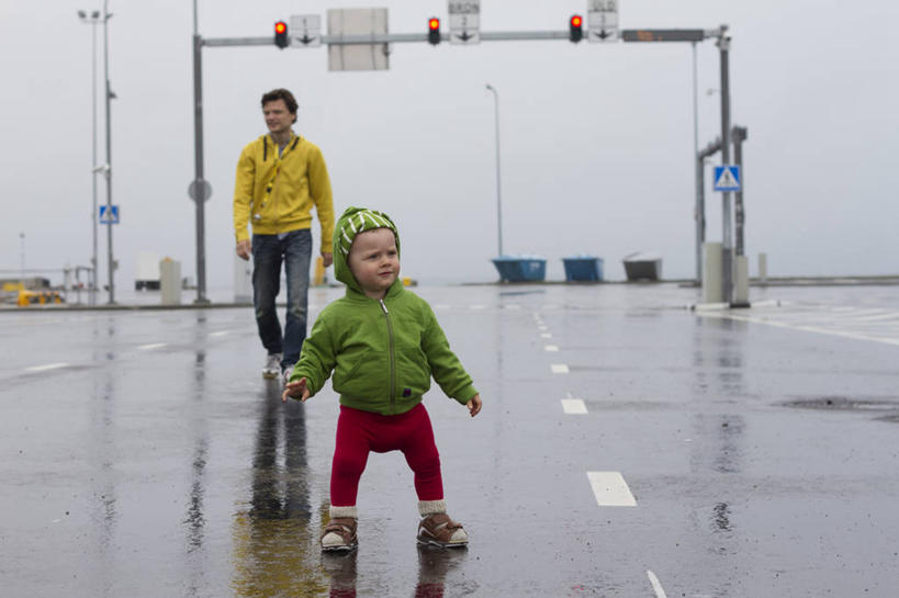 西方人,婴儿,儿童,成年人,中年人,两个人,家庭,父亲,女儿,站,横图,室外,白天,纯洁,雨,路,欧洲,爱沙尼亚,欧洲人,湿,反射,路标,岛,天气,小孩,天空,温暖,温馨,一家人,可爱,摄影,活泼,和睦,波特酒,宝宝,等,纯真,烂漫,无邪,伶俐,天真,女性,中年男性,白种人,孩子,步行,彩图,融洽
