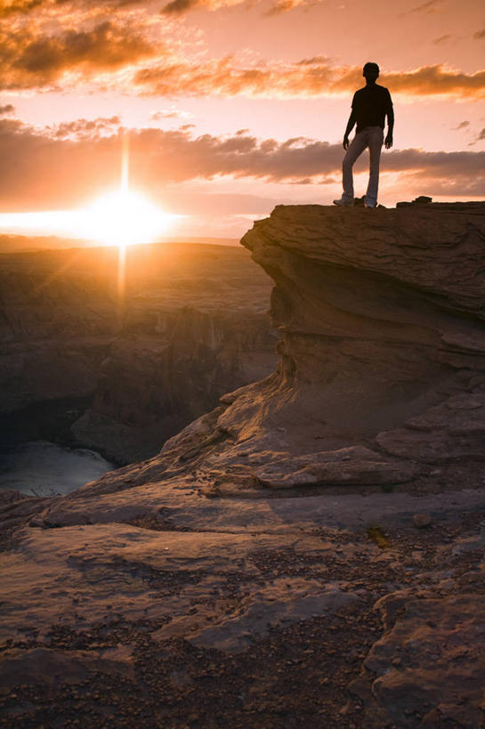 成年人,一个人,站,竖图,室外,镜头眩光,河流,日落,山,太阳,日光,墨西哥,美国,仅一个男性,云,天空,自然,橙色,摄影,亚利桑那,北美,北美洲,美洲,洛矶山脉,落基山脉,北亚美利加洲,亚美利加洲,墨西哥合众国,仙人掌王国,科罗拉多河,地质学,冒险,岩石,彩图,马蹄湾,美利坚合众国,独处