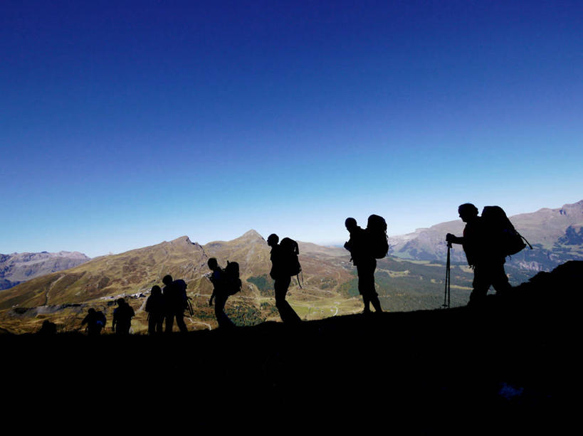 横图,室外,白天,留白,旅游,度假,山,山脉,瑞士,朦胧,模糊,娱乐,天空,自然,享受,休闲,放松,摄影,生活方式,剪影,挑战,背包客,登山杖,艾格峰,自然地理,冒险,岩石,休闲活动,步行,爬山,彩图