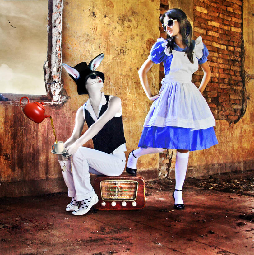 成年人,一个人,两个人,站,坐,竖图,室内,窗户,巴西,仅一个年轻女性,仅一个女性,仅一个人,倒,连接,服装,庆祝,古典,杯,拿着,休闲装,袜子,饮食,饮料,衣服,蓝色,白色,盘子,茶壶,太阳镜,收音机,叉腰,看,向上看,摄影,服饰,幽默,衣着,穿着,衣饰,米纳斯吉拉斯州,摇滚乐,年轻女性,女人,女性,年轻人,彩图,茶话会